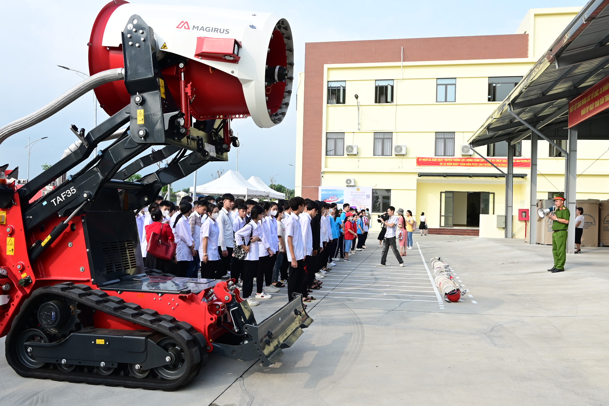 Hơn 1200 người dân, học sinh, sinh viên tham gia trải nghiệm tuyên truyền, trải nghiệm, thực hành chữa cháy, cứu nạn cứu hộ